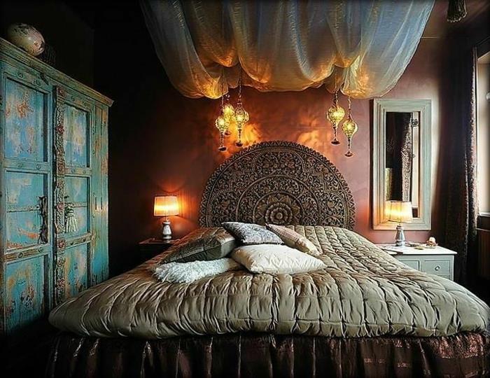 oryantal yatak odası, yuvarlak yatak başlığı, ince beyaz tuvalde gölgelik, mor duvar