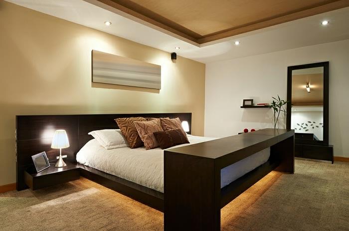 notranjost v bež barvi, lesena in bež dekoracija spalnice za odrasle, vzglavje z nočnimi omaricami