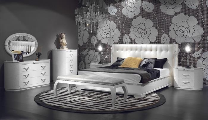 nötr renklerde yetişkin yatak odası düzeni ve kristal avize ve beyaz mobilyalar ile lüks tasarım