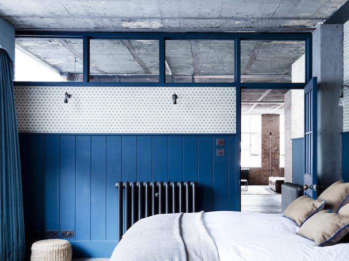 modro -beli dekor za spalnico s sivimi blazinami, siva barva radiatorja, barva leta 2020