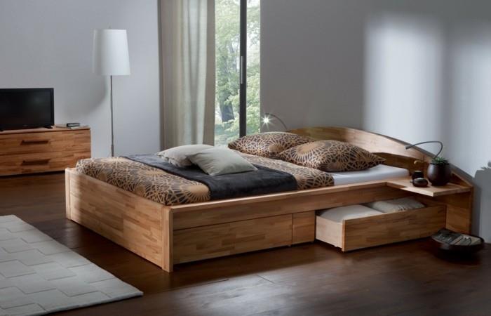 spalnica-s-poceni-posteljo za odrasle-in-leseni predali-temno-parket-tla