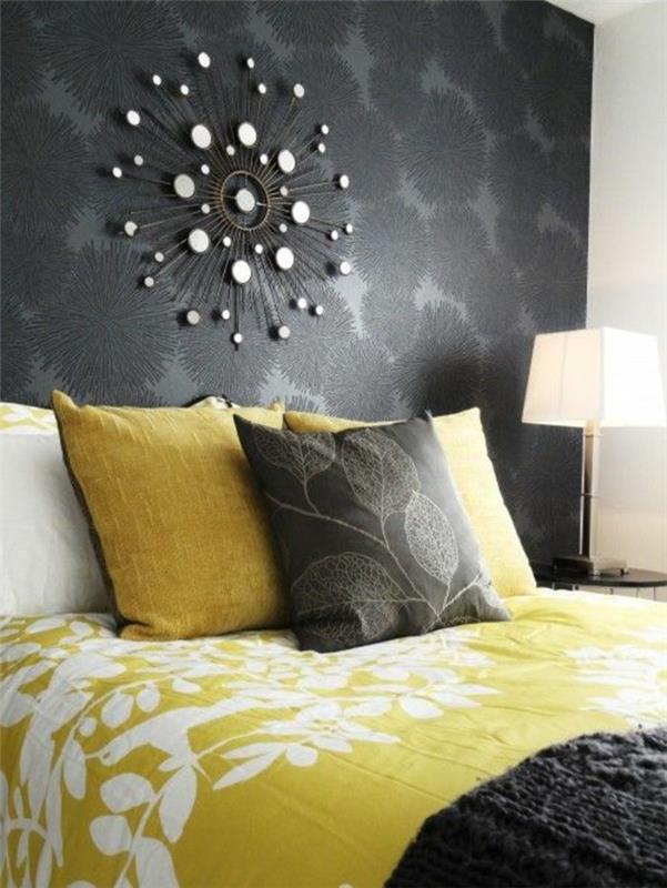 miegamasis su tamsiai pilka siena-prašmatni lova miegamajame