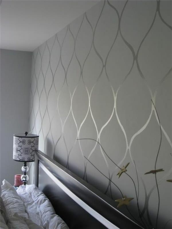 miegamasis-su-pilka-tapetai-originalus-dekoratyvinis-modeliai-pilka siena