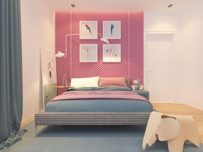 spalnica z račjimi modrimi zavesami in okrasno steno v rožnatem odtenku lesena igrača slona pred posteljo