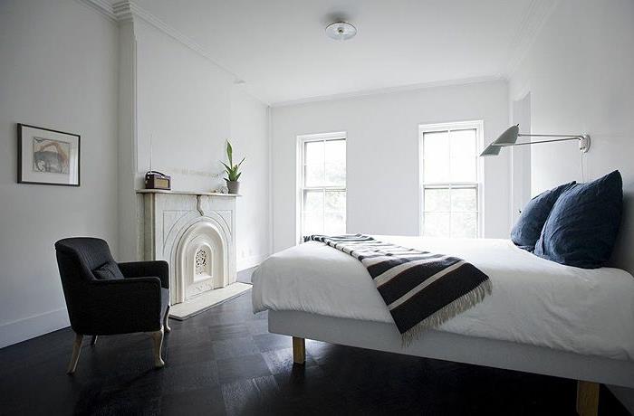 miegamasis su juodu muilu-parketas-juoda kėdė ir baltos sienos-baltos lubos