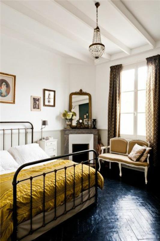 miegamasis su juodais parketo grindimis-balta siena-geltona-lovatiesė-kalta geležis