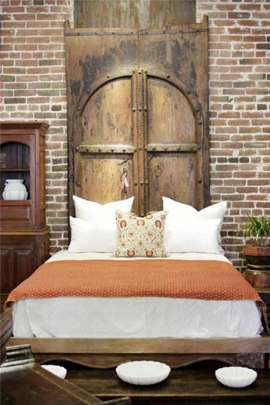 miegamasis-su-dvigule lova-raudona plyta-siena-plyta-pakeistas sienu apmušalas
