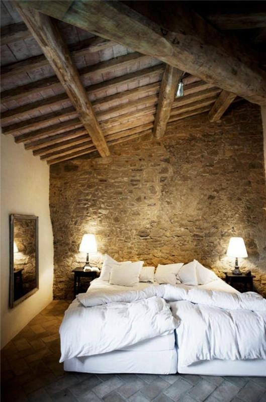 miegamasis su atvira akmens siena-balta-patalynė ir šviesaus medžio lubos