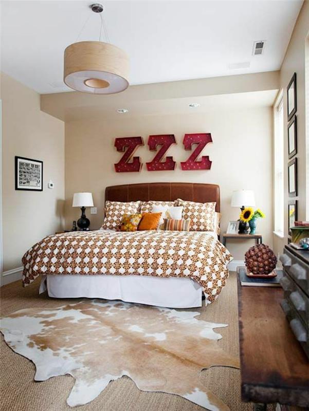 dana-halılı-yatak odası-beyaz-kahverengi-yatak-çarşaf-duvar dekorasyonu