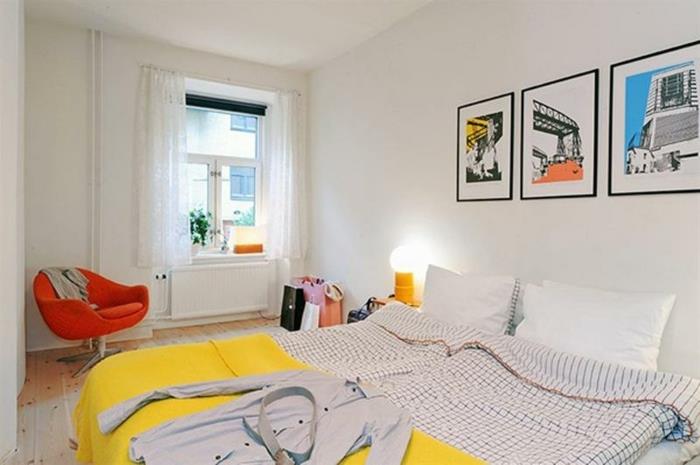 baltas-miegamasis-su-mažai-prisilietimais-geltona-lova-užtiesalas-oranžinė-sofa-meninė-sienų apdaila-šviesus parketas