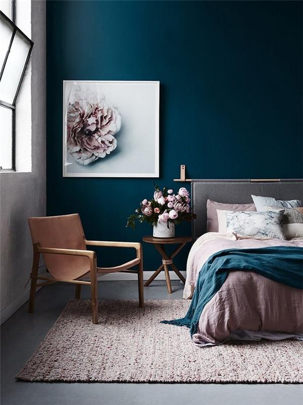 minimalistinis tamsios elegancijos miegamasis su rožinės ir tamsiai povos mėlynos spalvos atspalviais,