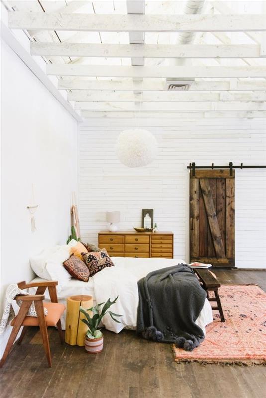 yumuşak ve davetkar bir bohem şık yatak odası, etnik şık dekor vurguları