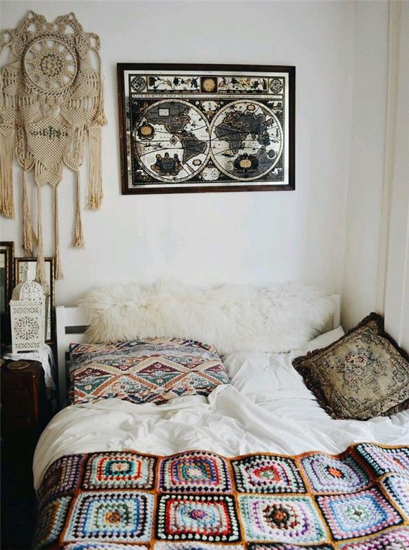 etnik şık dekor vurgulu bohem şık yatak odası, dünya haritası posteri ve makrome duvar dekorasyonu