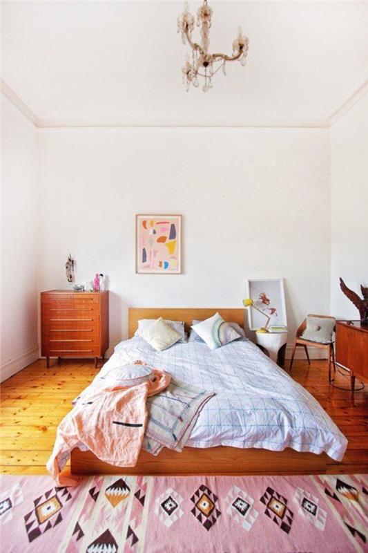 şık etnik dekor vurgulu vintage tarzı bir yatak odası, etnik geometrik desenlere sahip oldukça pembe halı
