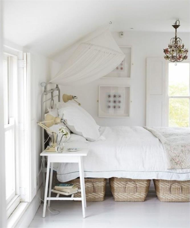 spalnica, belo posteljnino, košare za shranjevanje iz ratana, bela barva sten, eleganten lestenec, eleganten deželni dekor