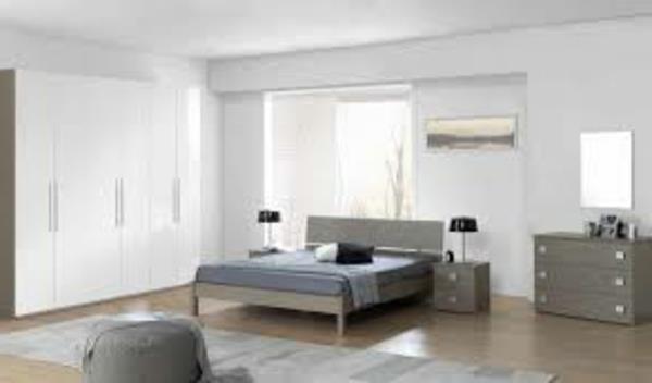 miegamasis-pilnas-siena-balti-baldai-vėsiai pilkos spalvos ir grindys