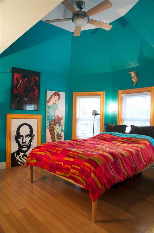 miegamasis, kuriame žaidžiamas žalsvai mėlynos, ochros ir fuksijos spalvų kontrastas