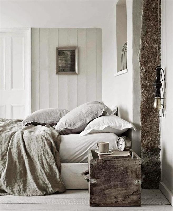 svetlo sivo posteljnina, siva, stenska obloga, nočna omarica v lesenem skrinji, izpostavljen žarek, lahek parket, vintage deco