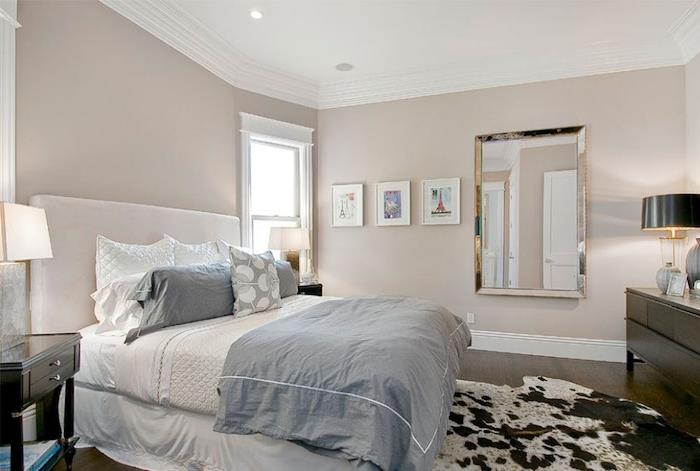 spalnica iz svetlo lahke barve, rjav parket, belo in modro posteljnino, bela in rjava preproga iz živalske kože, rjavo pohištvo