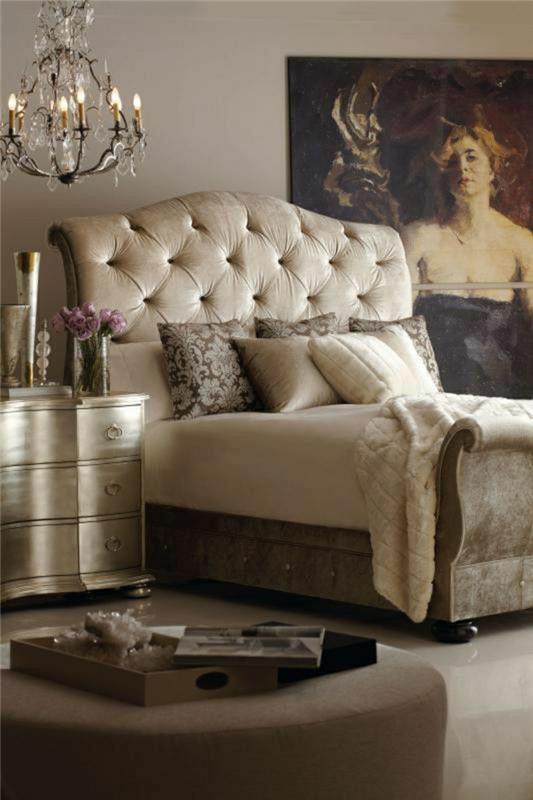 spalnica-barva-taupe-barokni-lestenec-kristal-taupe-stena-taupe-kavč-postelja