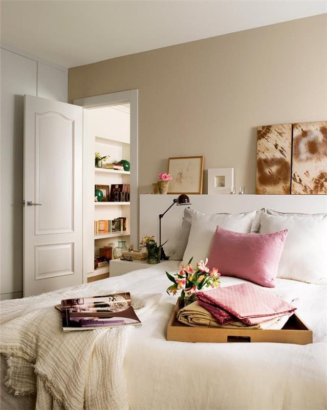 majhen sodoben model spalnice v bež in beli barvi z dodatki v roza barvi, peščeno bež
