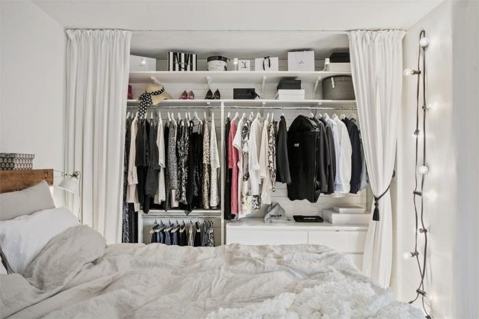 drabužinė su užuolaidomis, sumontuota išilgai visos miegamojo sienos, kurią sudaro kelios lentynos, laikymo skyrius ir drabužių spintos