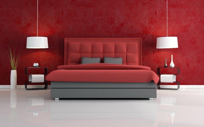 oblikovalska ideja spalnice, barvni dogovor, rdeča in siva posteljnina, stena v rdečem ozadju, viseča svetilka in bela tla