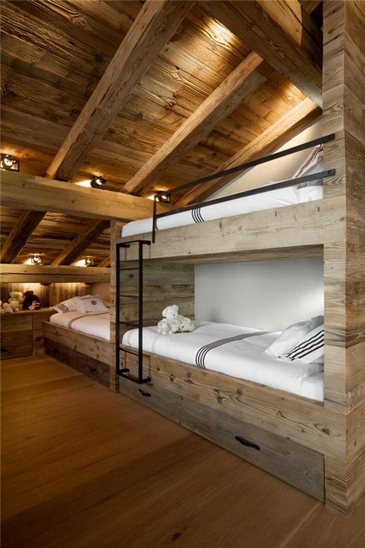 spalnica-iz-masivnega lesa-lesena-tla-masivna-postelja-brunarica-bivalna-v-lesu