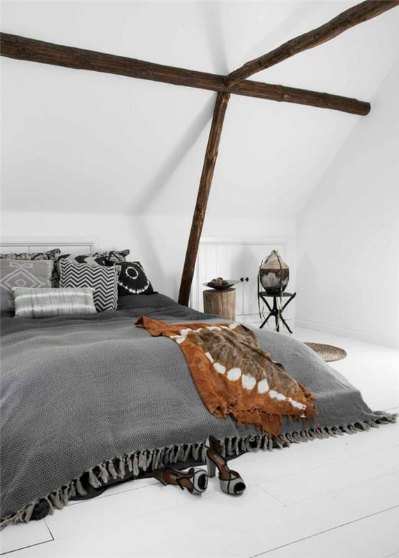 gri ve beyaz renklerde safari atmosferine sahip bir yatak odası, etnik desenli nevresimler