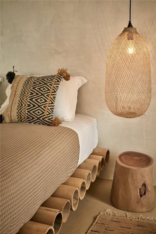 eksotična spalnica v svetlem lesu-bež-posteljna-odeja-belo-posteljno perilo