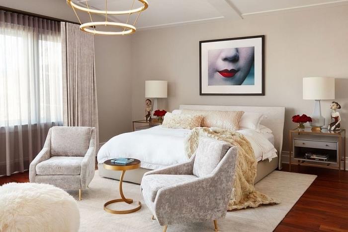 sodobno notranje oblikovanje v spalnici za odrasle, soba s peščenimi bež stenami z belim in sivim pohištvom