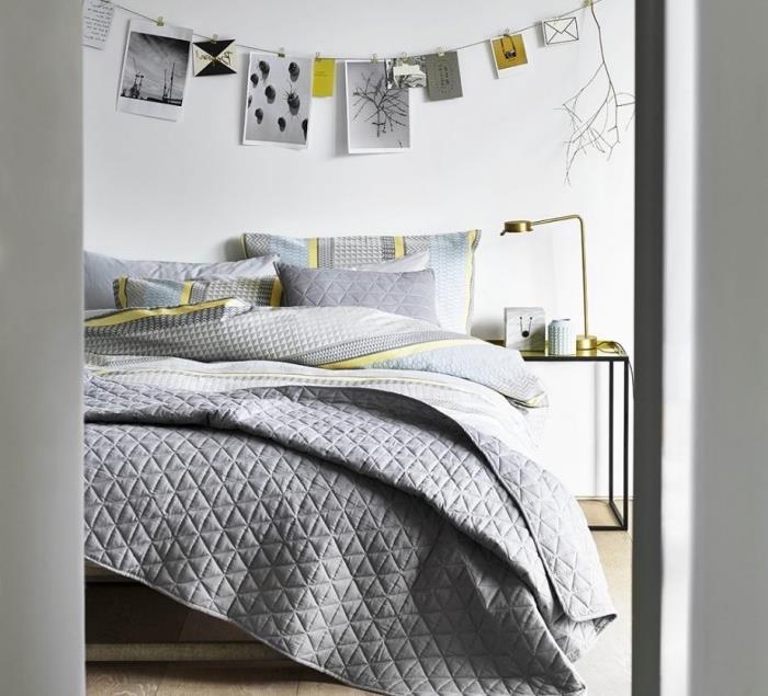 İskandinav yatak odasının nasıl dekore edileceğine dair fikir, sarı desenli gri nevresimler, hafif parke, metal komodin, fotoğraf çelengi
