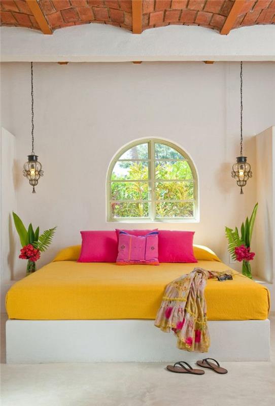 meksika renklerinde etnik şık bir yatak odası, asma başucu lambaları