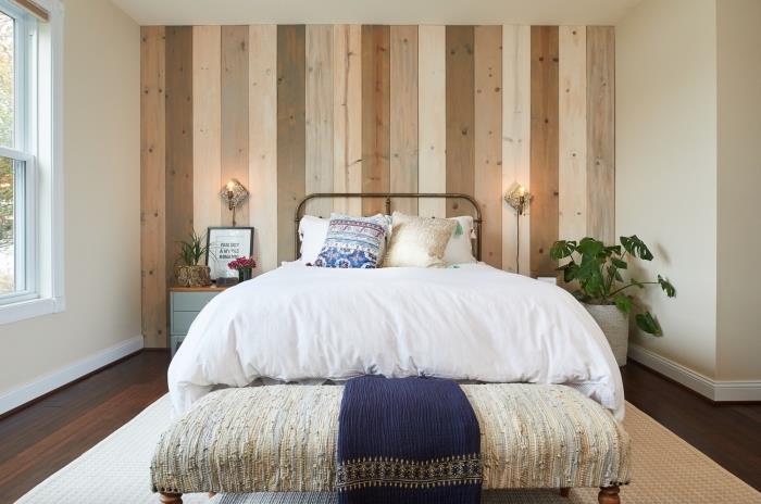 mažo miegamojo apdaila, medinė sienų dangos idėja įvairių spalvų lentomis, minimalistinis miegamojo dizainas