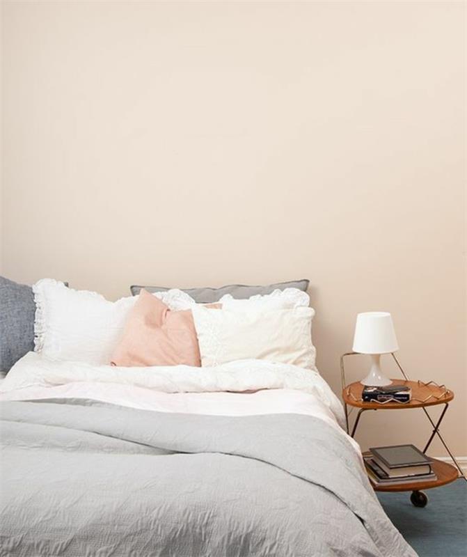 miegamasis-lašiša-spalva-siena-dažai-miegamasis-pagalvėlės-ant lovos