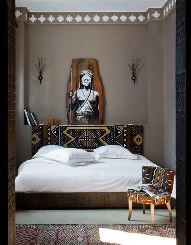 Afrika tarzında taype renkli bir yatak odası, kabile desenleri ile şık etnik dekor