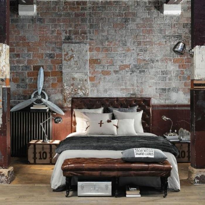 yatak odası-başlık-döşemeli-suni-kahverengi-deri-parke-yer-ışık-tuğla-duvar