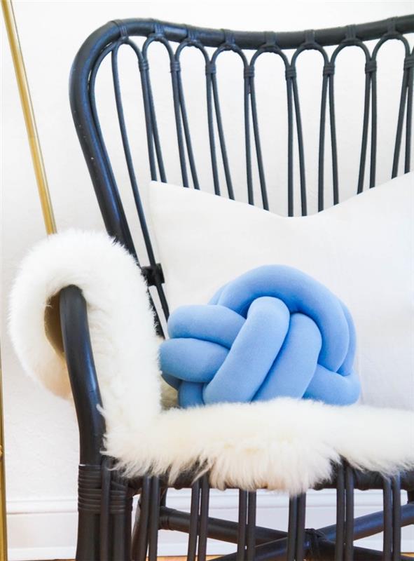 idėja, kaip sutvarkyti kambarį su poilsio kampu, apstatytu rotango kėde, padengta „pasidaryk pats“ pagalvėmis