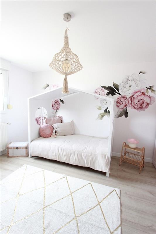 14 metų mergaitės miegamojo lova balto medžio karkasinio namo stiliaus pakabinamas šviestuvas „macrame“ sienos lipdukas gėlės