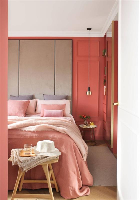 pinot rdeče barve v dekliški sobi, prijeten in romantičen dekor z roza in pastelno oranžnimi blazinami