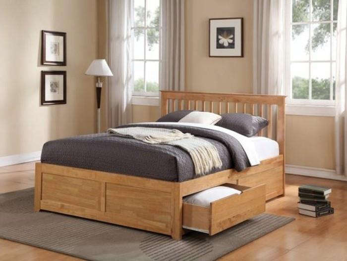 predal za odrasle-spalnico-z-zakonsko posteljo-iz-svetlega lesa-bež-stene-predalnik-siva preproga
