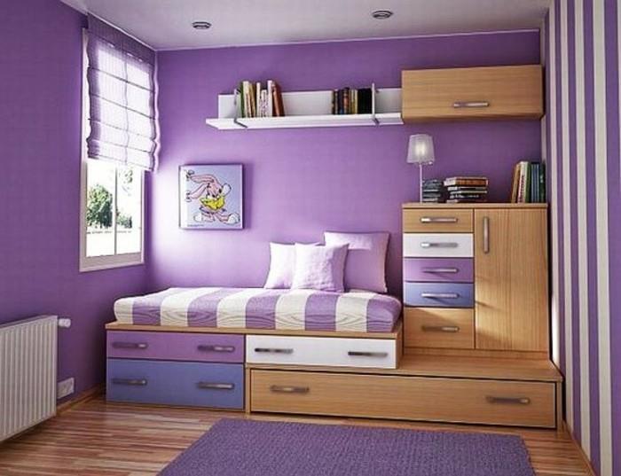 odrasla-spalnica-s-predalom-vijolično-stene-velika-okna-vijolična-preproga-parket-tla