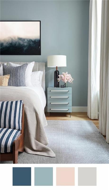 modra barvna karta in kombinacije modre in roza barve v spalnici za odrasle z veliko črno, belo in sivo sliko nad posteljo