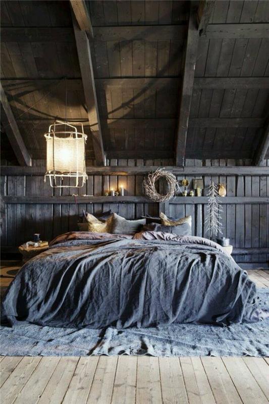 modra siva spalnica za odrasle pod pobočjem v boemskem boho elegantnem duhu z veliko belo lučko iz tkanine nad posteljo