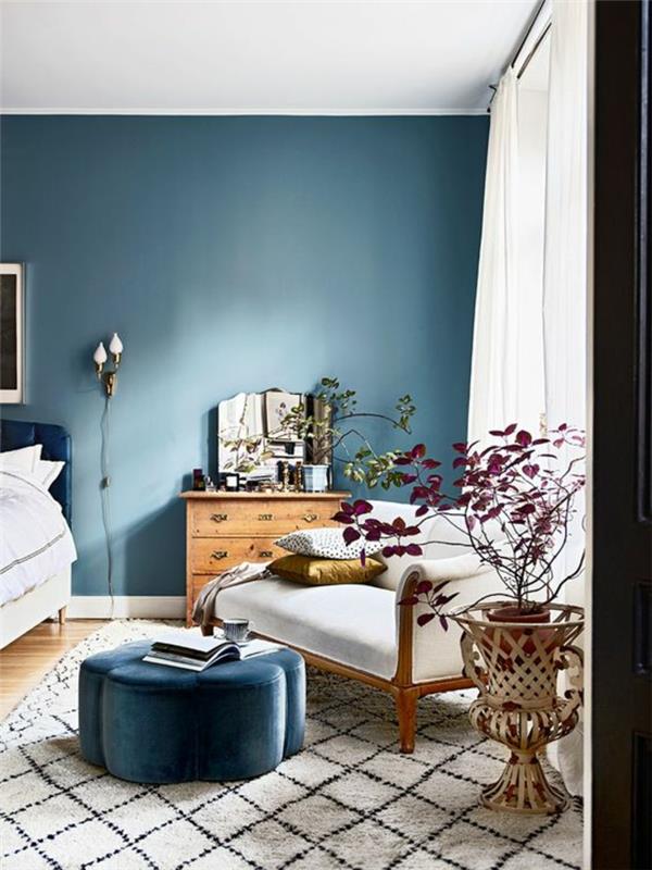 sivo modra barva v modri spalnici za odrasle z belo stropno črno -belo preprogo in belimi zavesami iz organze