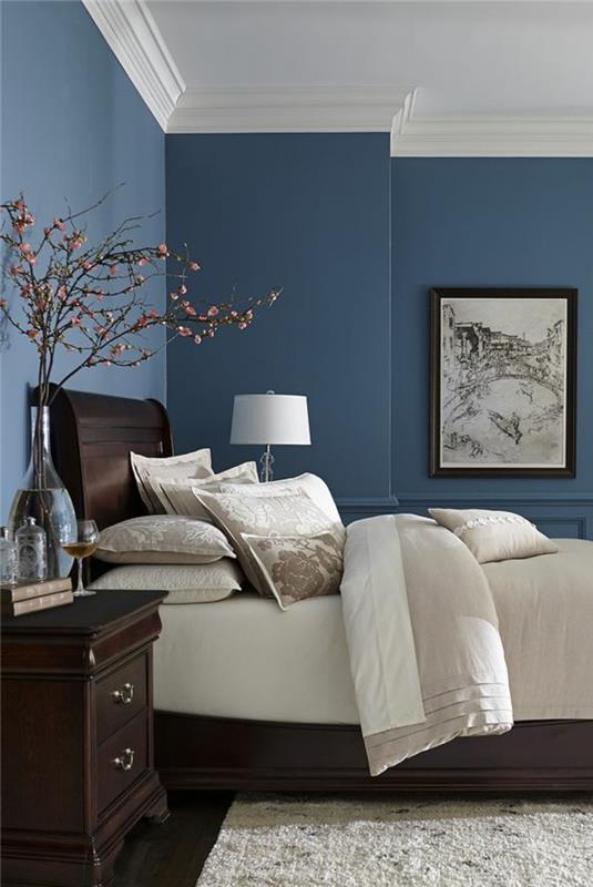 račja modra spalnica s pohištvom v klasičnem slogu in velikim naslonom za posteljo iz lakiranega lesa z veliko grafično sliko v kitajskem slogu na steni