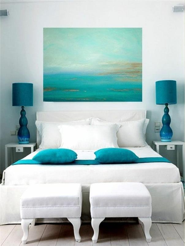 barva starševske spalnice, slika morske pokrajine, modre svetilke, bele stene