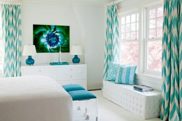 barva spalnice za odrasle, bele stene, turkizne zavese in blazine, zakonska postelja