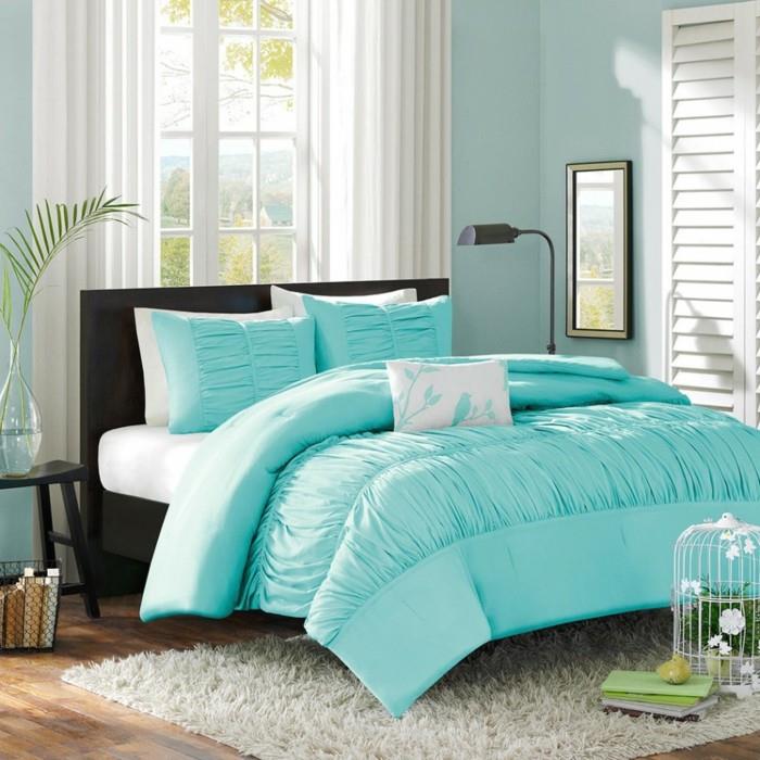 ideja za barvo spalnice, svetlo modre stene, lesen parket, turkizna prevleka za posteljo