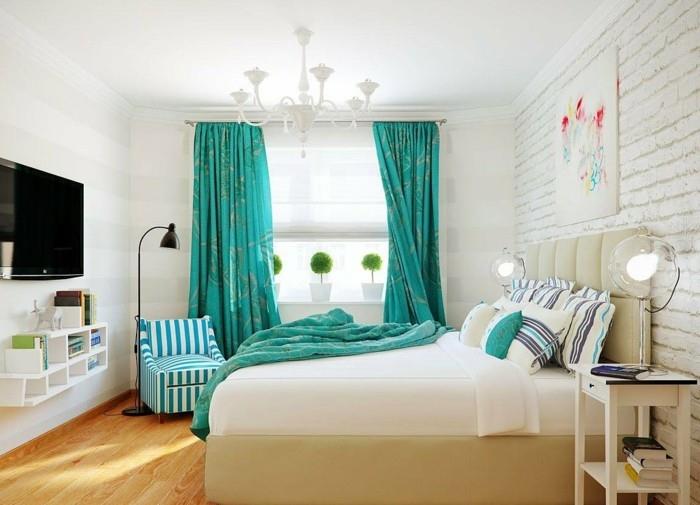 barva starševske spalnice, beli strop, lesena tla, turkizne zavese